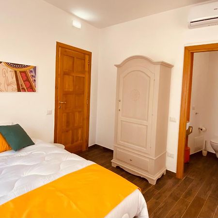 נואורו Carrales Guest House מראה חיצוני תמונה