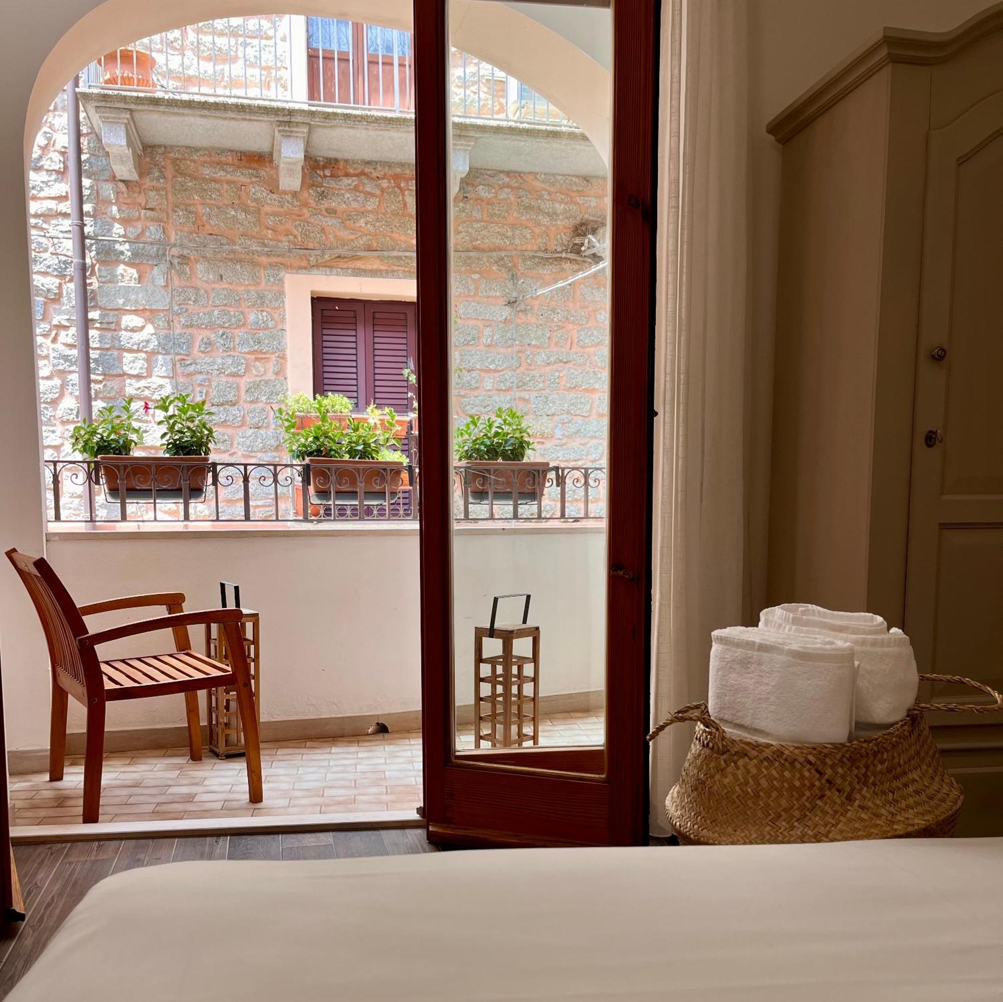 נואורו Carrales Guest House מראה חיצוני תמונה