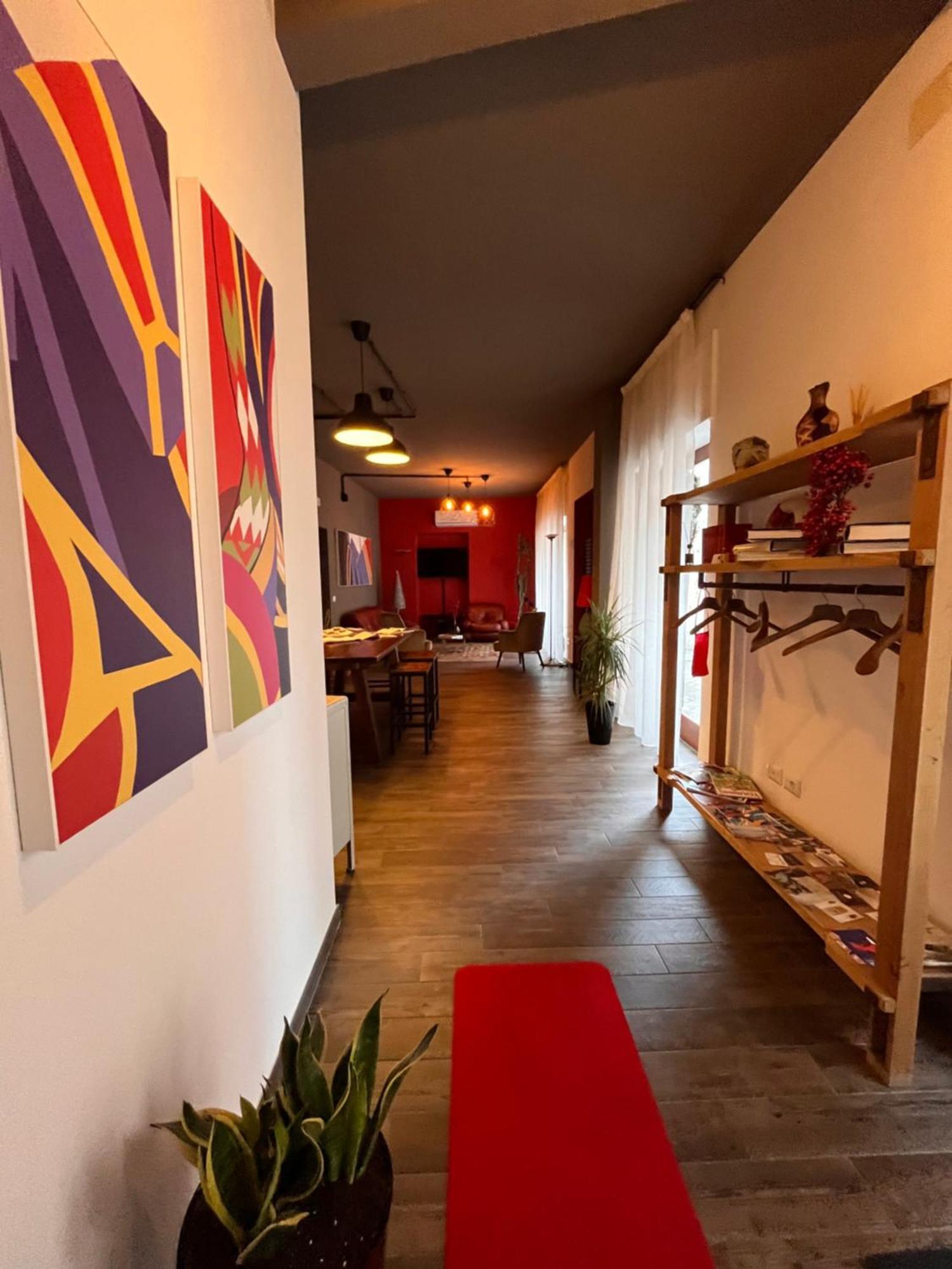 נואורו Carrales Guest House מראה חיצוני תמונה