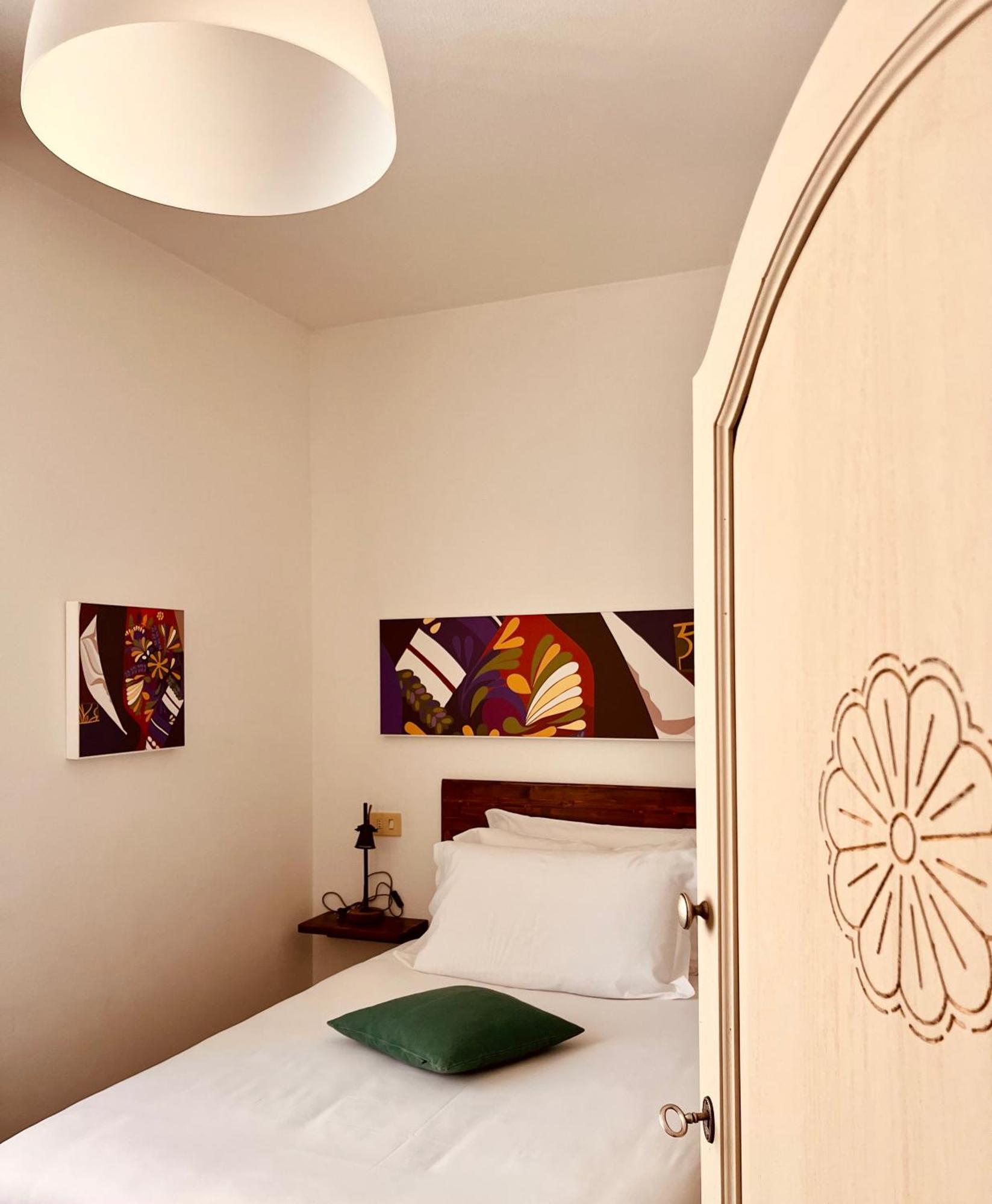 נואורו Carrales Guest House מראה חיצוני תמונה