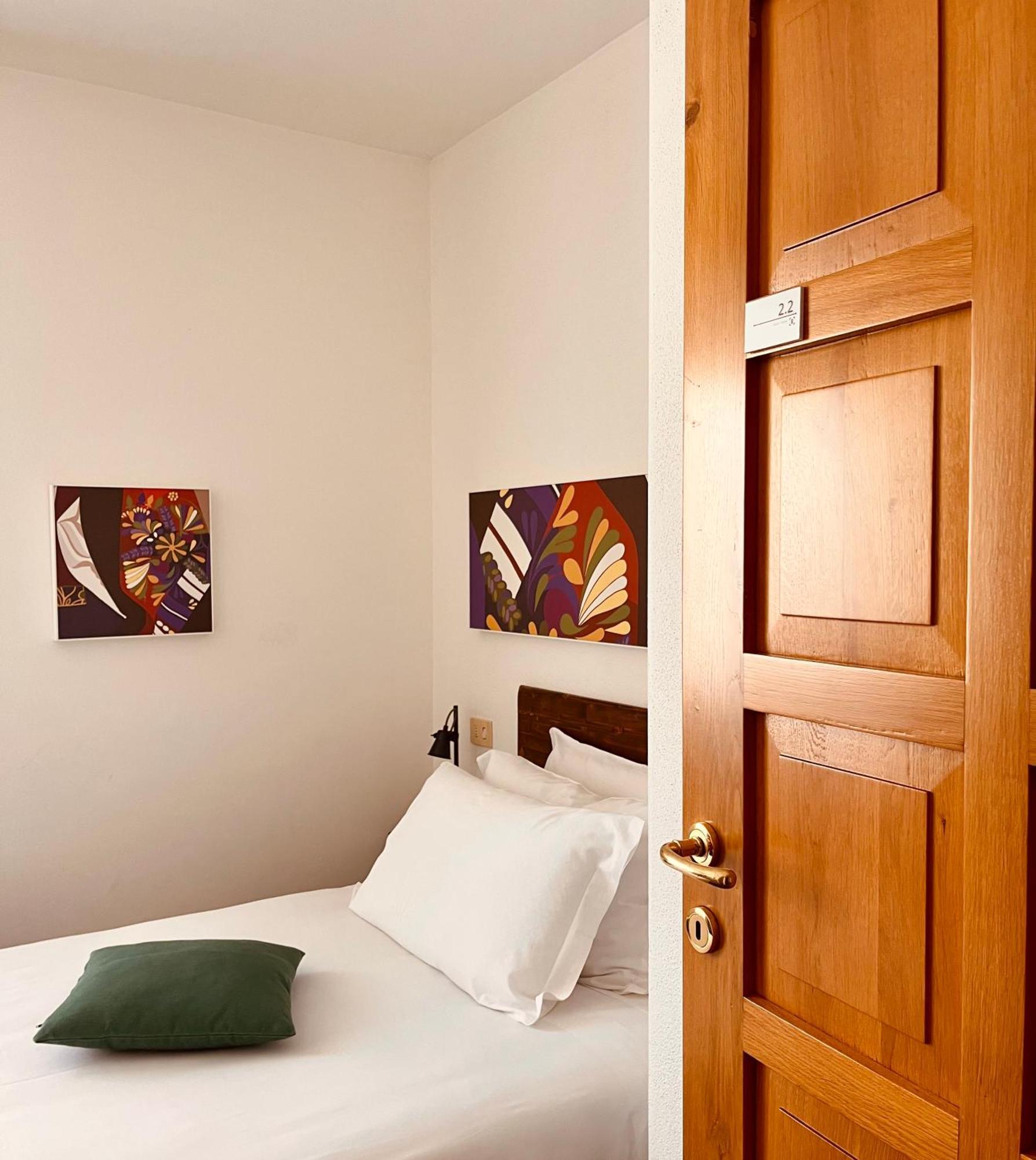 נואורו Carrales Guest House מראה חיצוני תמונה